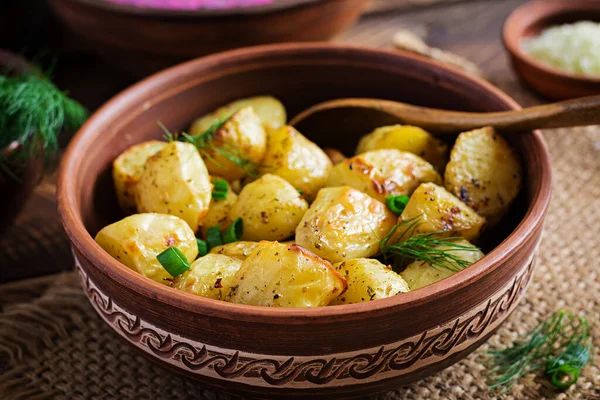 Gebackene Kartoffelkeile Einer Schüssel Auf Einem Holztisch Leckeres Mittagessen — Stockfoto