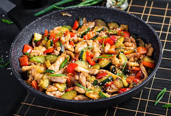 Fritar Com Frango Abobrinha Pimentão Doce Comida Chinesa — Fotografia de Stock