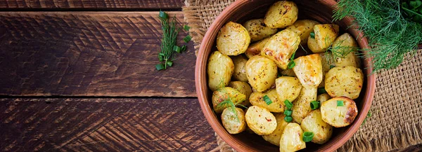 Gebakken Aardappelpartjes Een Kom Houten Tafel Heerlijke Lunch Bovenaanzicht Overhead — Stockfoto