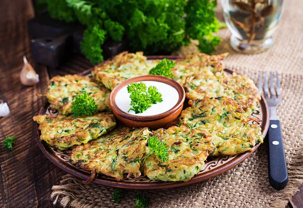 Zucchini Beignets Plantaardige Vegetarische Courgette Pannenkoeken Met Saus Houten Ondergrond — Stockfoto