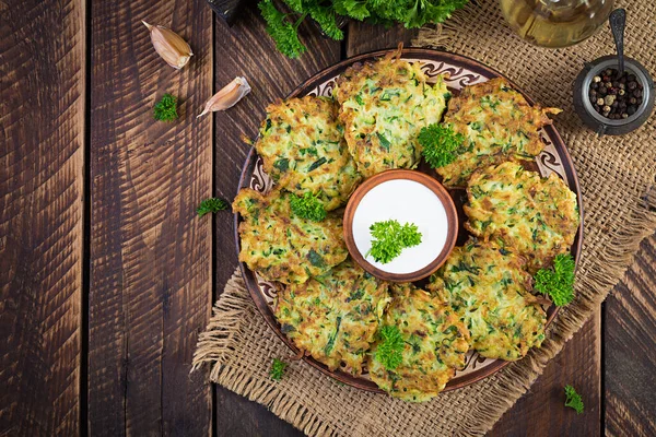 Zucchini Goreng Pancake Vegetarian Sayuran Dengan Saus Latar Belakang Kayu — Stok Foto