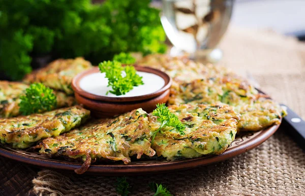 Zucchini Krapfen Vegetarische Pflanzliche Zucchini Pfannkuchen Mit Sauce Auf Hölzernem — Stockfoto