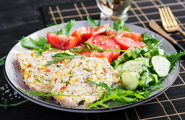 Salată Modă Carne Pui Salată Roșii Proaspete Castraveți Alimente Sănătoase — Fotografie, imagine de stoc