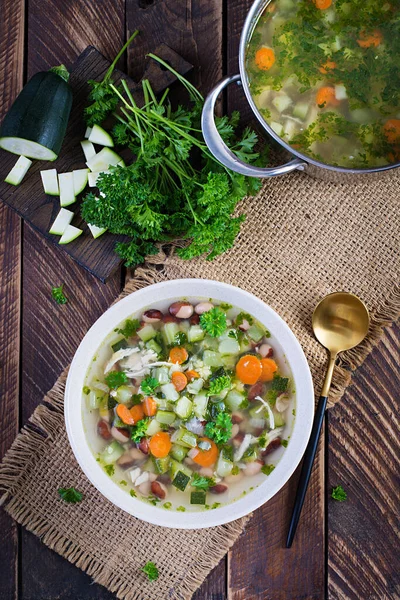 Kipfilet Groentesoep Kom Houten Rustieke Tafel Bovenaanzicht Vlak Lay — Stockfoto