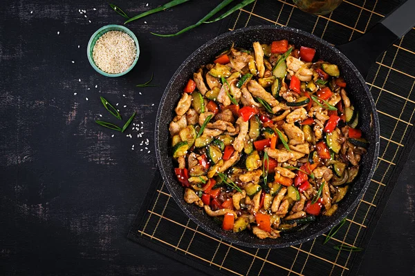 Frite Com Frango Abobrinha Pimentão Doce Comida Chinesa Vista Superior — Fotografia de Stock