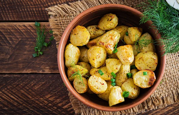 Gebakken Aardappelpartjes Een Kom Houten Tafel Heerlijke Lunch Bovenaanzicht Bovenaanzicht — Stockfoto
