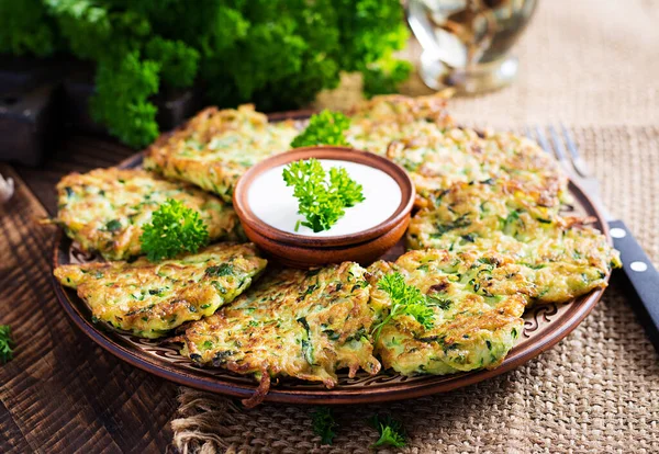 Frittelle Zucchine Frittelle Vegetariane Vegetariane Zucchine Con Salsa Fondo Legno — Foto Stock