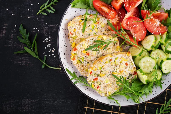 Moda Salatası Salatalı Tavuk Köftesi Taze Domates Salatalık Sağlıklı Yiyecekler — Stok fotoğraf