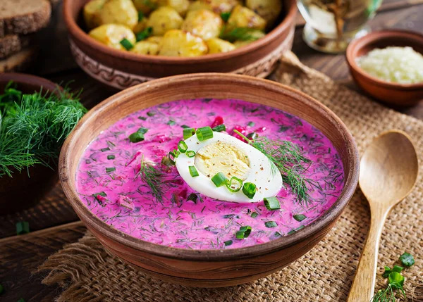 Soğuk Borş Taze Salatalıklı Pancar Çorbası Haşlanmış Yumurta Ahşap Masada — Stok fotoğraf