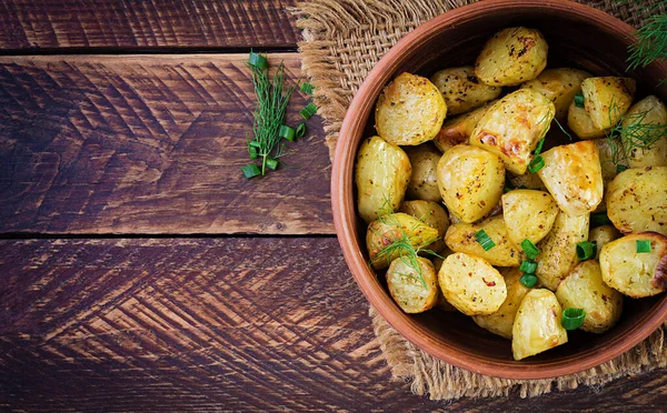 Gebackene Kartoffelkeile Einer Schüssel Auf Einem Holztisch Leckeres Mittagessen Blick — Stockfoto