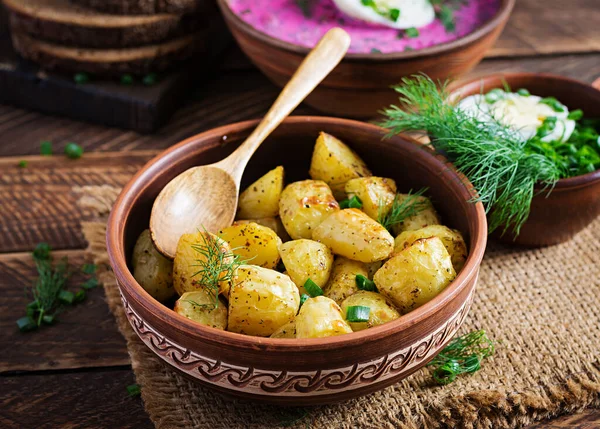 Gebakken Aardappelpartjes Een Kom Houten Tafel Heerlijke Lunch — Stockfoto