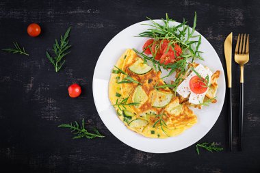 Kabaklı omlet, yeşil otlar ve tabakta peynirli sandviç. Frittata - İtalyan omleti. Üst görünüm, yukarıda, boşluğu kopyala