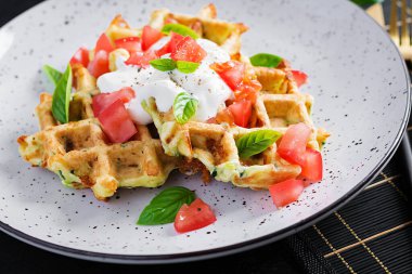 Kabaklı waffle, kabaklı börek, waffle makinesinde pişen vejetaryen kabaklı waffle, domatesli ekşi krema ve fesleğen..
