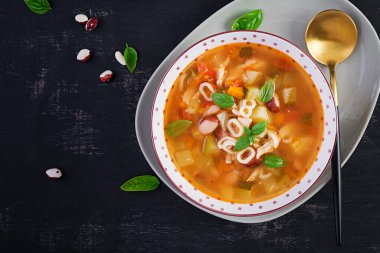 Sebze çorbası, makarnalı İtalyan sebze çorbası. Üst görünüm, düz görünüm, kopyalama alanı