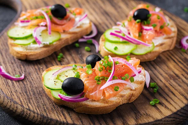 Tostadas Con Queso Crema Salmón Ahumado Pepino Cebolla Roja Sobre —  Fotos de Stock