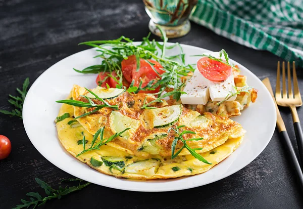 Omelette Mit Zucchini Grünen Kräutern Und Sandwich Mit Feta Käse — Stockfoto