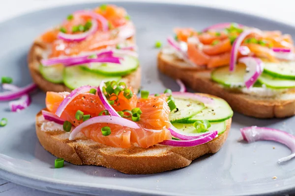 Rostat Bröd Med Färskost Rökt Lax Gurka Och Rödlök Rustikt — Stockfoto