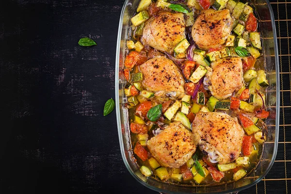 Coxas Frango Cozidas Forno Abobrinha Verduras Uma Assadeira Uma Mesa — Fotografia de Stock