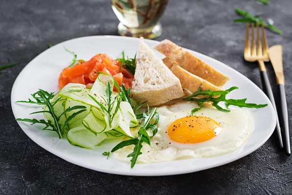 Πρωινό Διαίτης Σαλάτα Σολομού Χόρτα Αγγούρια Τηγανητά Αυγά Και Ψωμί — Φωτογραφία Αρχείου