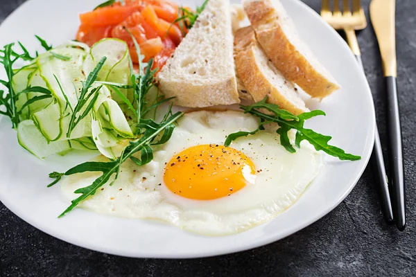 Diet Breakfast Salt Salmon Salad Greens Cucumbers Fried Egg Bread — Stock Photo, Image