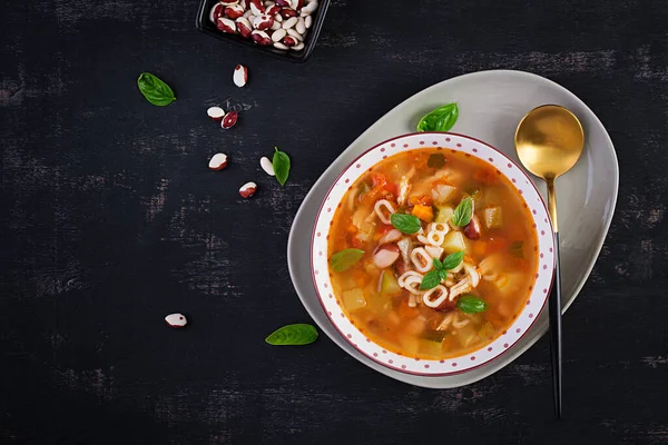 Minestrone Minestra Verdure Italiana Con Pasta Sul Tavolo Scuro Vista — Foto Stock