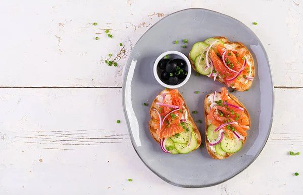 Toast Con Crema Formaggio Salmone Affumicato Cetriolo Cipolla Rossa Tavolo — Foto Stock