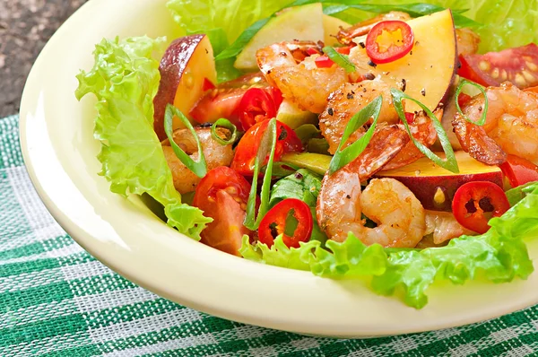 Şeftali, domates, marul ve avokado ile karides salatası — Stok fotoğraf