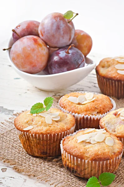 Muffins mit Pflaumen und Mandeln — Stockfoto
