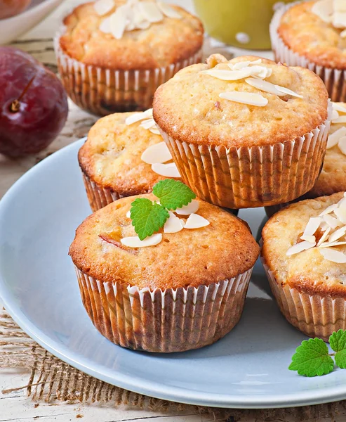 Muffins med plommon och mandel — Stockfoto