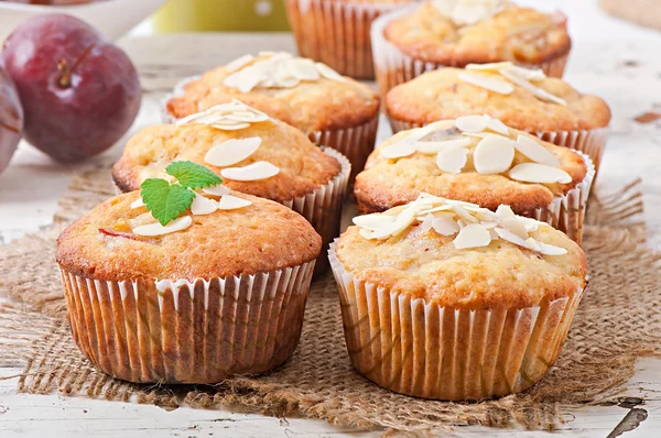 Muffins com ameixas e amêndoas — Fotografia de Stock