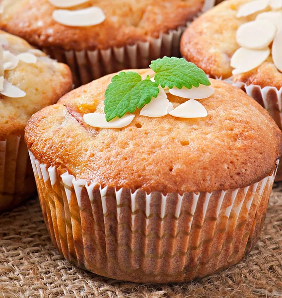Muffins met pruimen en amandel — Stockfoto