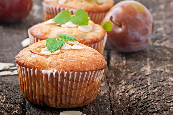 Muffins met pruimen en amandel — Stockfoto