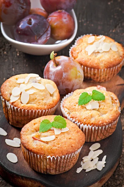 Muffins met pruimen en amandel — Stockfoto