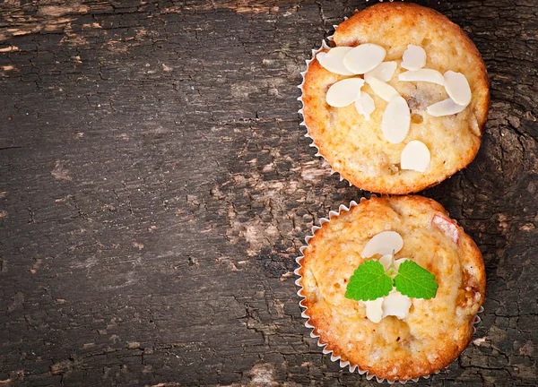 Muffins mit Pflaumen und Mandeln — Stockfoto