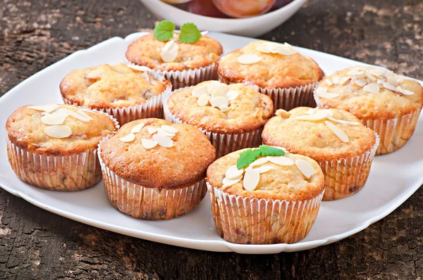 Muffins med plommon och mandel — Stockfoto