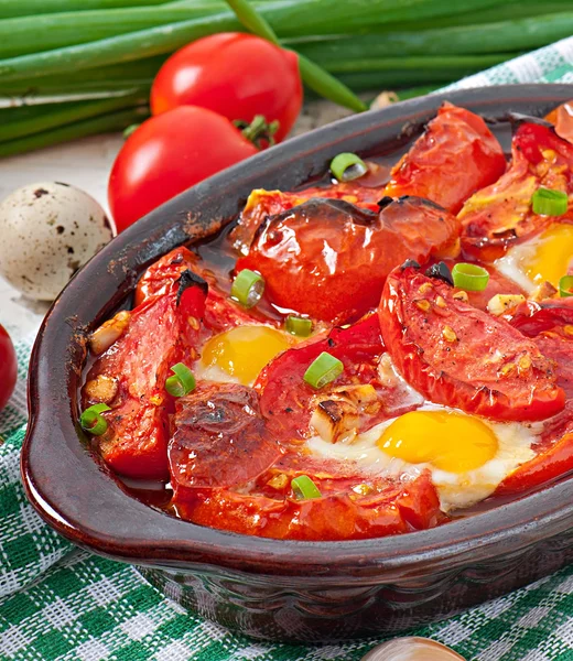 Tomates al horno con ajo y huevos —  Fotos de Stock