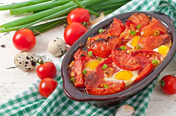 Tomates al horno con ajo y huevos —  Fotos de Stock