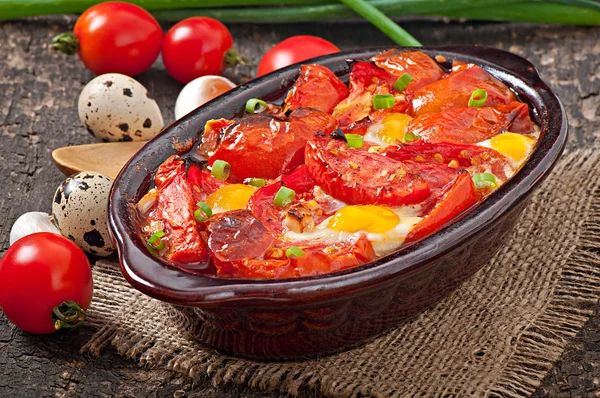 Baked tomatoes with garlic and eggs — Stock Photo, Image