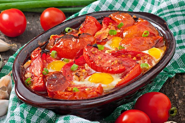 Tomates al horno con ajo y huevos —  Fotos de Stock