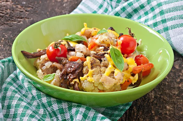 Verduras al horno con pollo —  Fotos de Stock