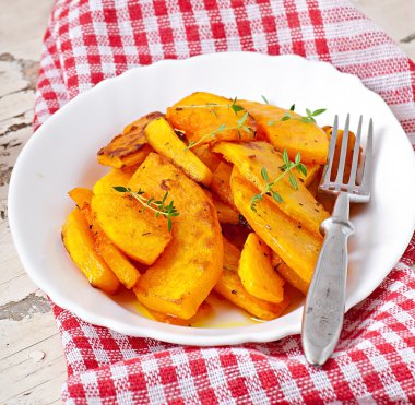 Fırında kabak kekik ile