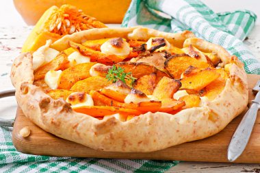 Pırasa, balkabağı ve feta ile galette