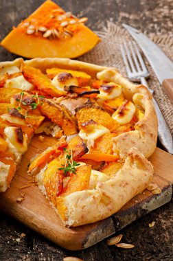 Pırasa, balkabağı ve feta ile galette