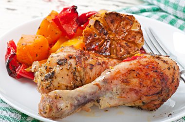 Fırında kabak tavuk ve kırmızı biber ile