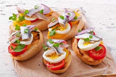crostini ile hamsi, domates ve yumurta