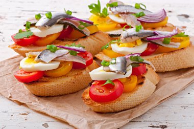 crostini ile hamsi, domates ve yumurta