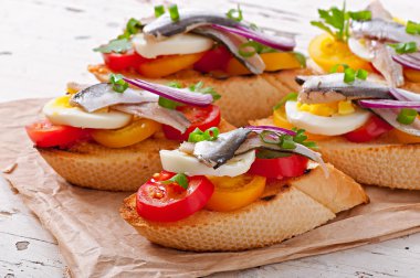 crostini ile hamsi, domates ve yumurta