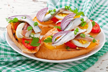 crostini ile hamsi, domates ve yumurta