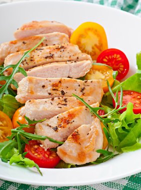 ızgara tavuk göğsü ve taze salata