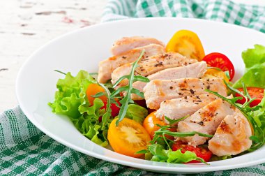 ızgara tavuk göğsü ve taze salata